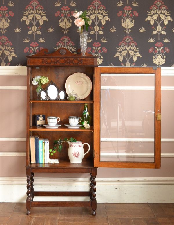 アンティークのキャビネット アンティーク家具 英国のアンティーク収納家具、オーク材を使ったガラスキャビネット。棚板は2枚です。(q-425-f)