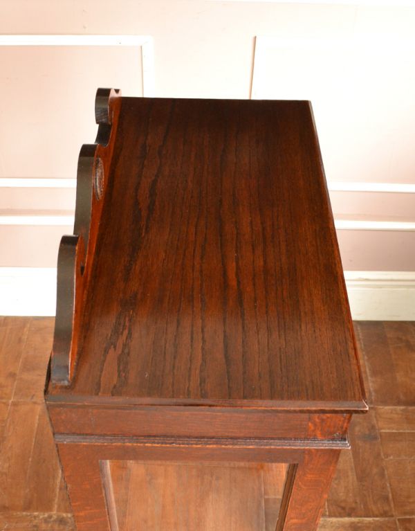 アンティークのキャビネット アンティーク家具 英国のアンティーク収納家具、オーク材を使ったガラスキャビネット。天板の塗装もキレイに仕上げました。(q-425-f)