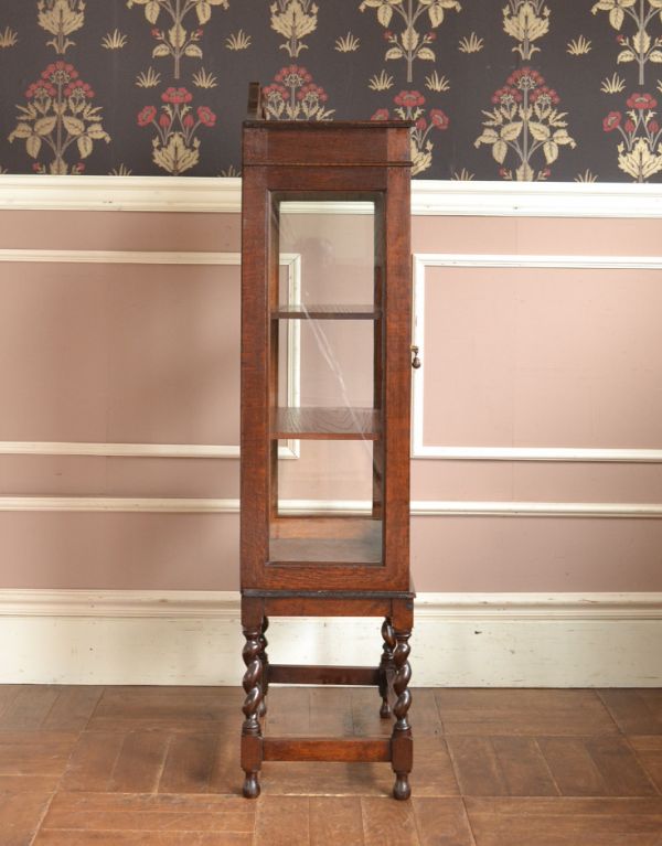 アンティークのキャビネット アンティーク家具 英国のアンティーク収納家具、オーク材を使ったガラスキャビネット。サイドもガラスなので、どこから見ても美しいです!しっかり作られているので、安心してお使いいただけます。(q-425-f)