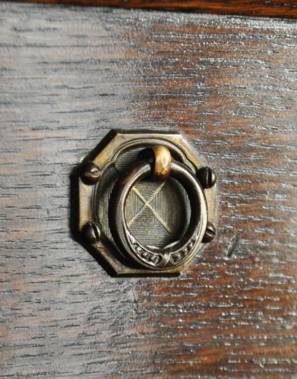 アンティークのキャビネット　アンティーク家具　英国スタイルのカッコいいアンティーク家具、木製ブックケース。アンティークならではの凝った形の引き出しの取っ手です。(q-426-f)