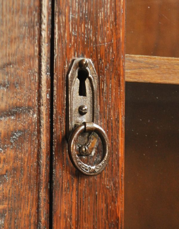 アンティークのキャビネット　アンティーク家具　英国スタイルのカッコいいアンティーク家具、木製ブックケース。扉の取っ手には、鍵穴があります。(q-426-f)