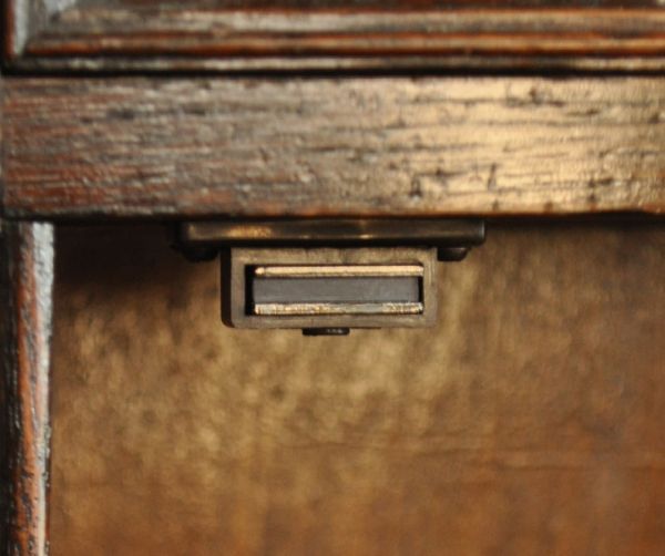 アンティークのキャビネット　アンティーク家具　英国スタイルのカッコいいアンティーク家具、木製ブックケース。扉にはマグネットが付いているので、開け閉めがスムーズです。(q-426-f)