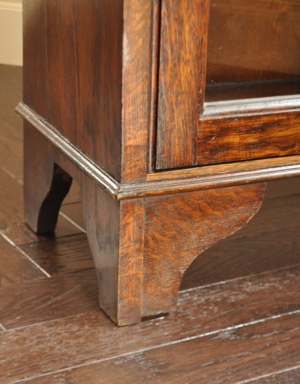 アンティークのキャビネット　アンティーク家具　英国スタイルのカッコいいアンティーク家具、木製ブックケース。どっしりした脚で、キチンと支えてくれます。(q-426-f)