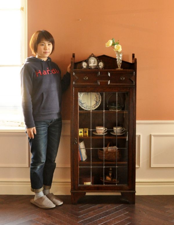 アンティークのキャビネット　アンティーク家具　英国スタイルのカッコいいアンティーク家具、木製ブックケース。本棚としてはもちろん、グラスや食器を並べて飾り棚としても素敵ですよ。(q-426-f)