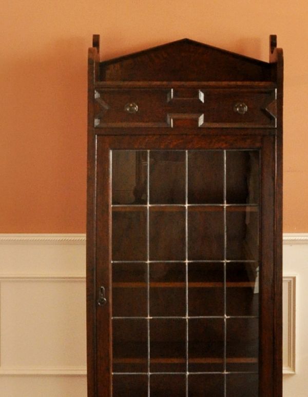 アンティークのキャビネット　アンティーク家具　英国スタイルのカッコいいアンティーク家具、木製ブックケース。風格と品があるので、リビングはもちろん、和室や書斎、客間にも最適。(q-426-f)