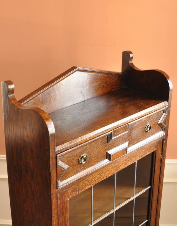 アンティークのキャビネット　アンティーク家具　英国スタイルのカッコいいアンティーク家具、木製ブックケース。天板もキレイにお直ししているので、ご安心してお使いください。(q-426-f)