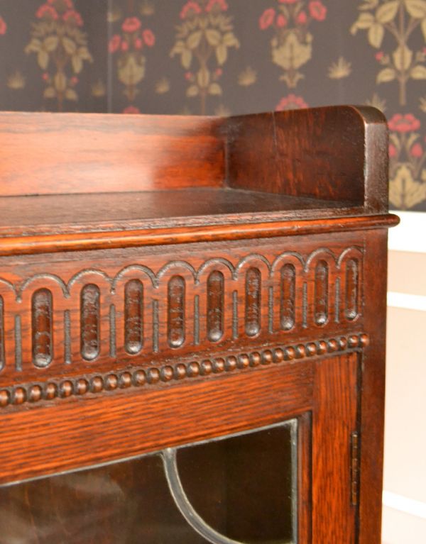 アンティークのキャビネット　アンティーク家具　イギリスのアンティーク家具、ガラス扉のブックケース（本棚）。英国インテリアらしい、シンプルだけど存在感のある上品な彫りが入っています。(q-428-f)