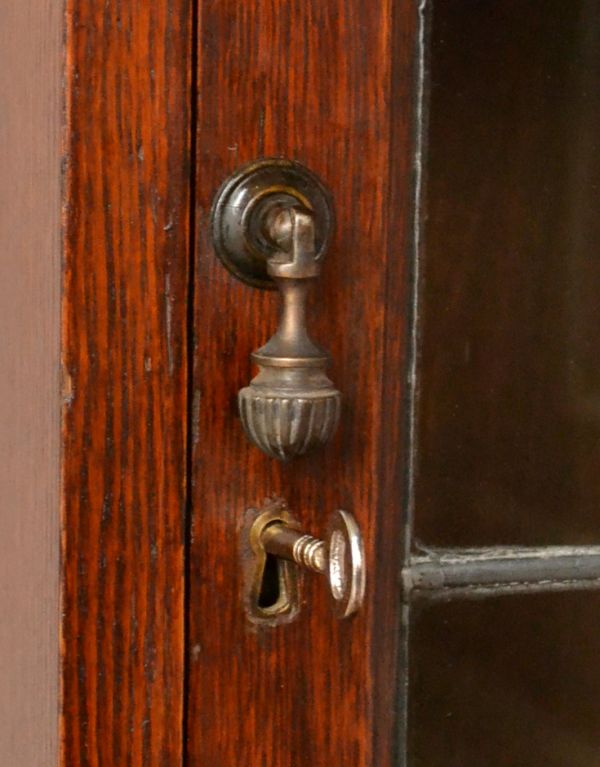 アンティークのキャビネット　アンティーク家具　イギリスのアンティーク家具、ガラス扉のブックケース（本棚）。ガラス扉と木扉の取っ手はこちら。(q-428-f)