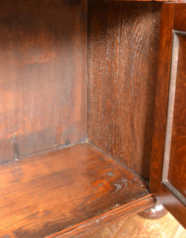 アンティークのキャビネット　アンティーク家具　イギリスのアンティーク家具、ガラス扉のブックケース（本棚）。内側も濃い茶色なので落ち着きがあってかっこいいです。(q-428-f)