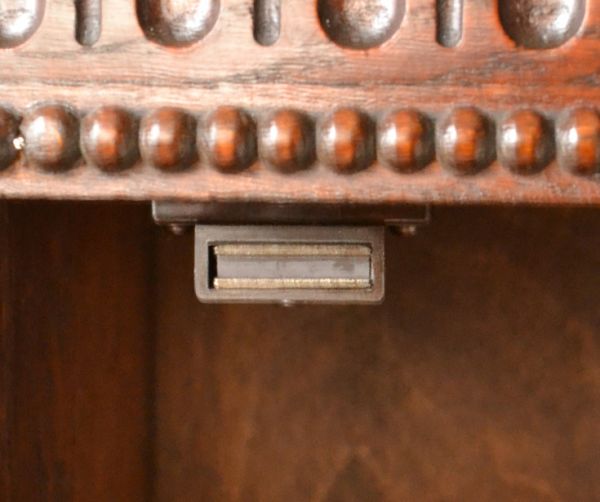 アンティークのキャビネット　アンティーク家具　イギリスのアンティーク家具、ガラス扉のブックケース（本棚）。扉にはマグネットが付いているので、開け閉めがスムーズです。(q-428-f)