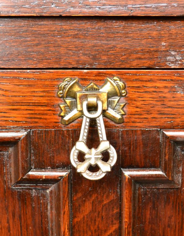 アンティーク家具　アンティークの収納家具、本棚におススメのブックシェルフ。アンティークならではの重厚感のある取っ手です。(q-429-f)