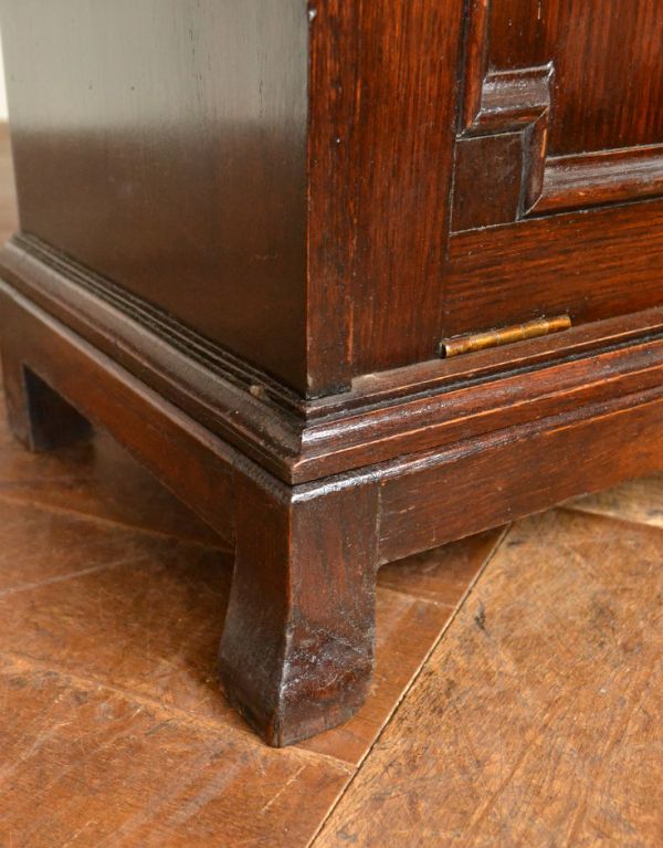 アンティーク家具　アンティークの収納家具、本棚におススメのブックシェルフ。安定感のある脚がしっかり支えます。(q-429-f)