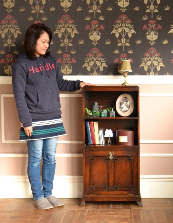 アンティーク家具　アンティークの収納家具、本棚におススメのブックシェルフ。本棚としてはもちろん、グラスや食器を並べて飾り棚としても素敵ですよ。(q-429-f)