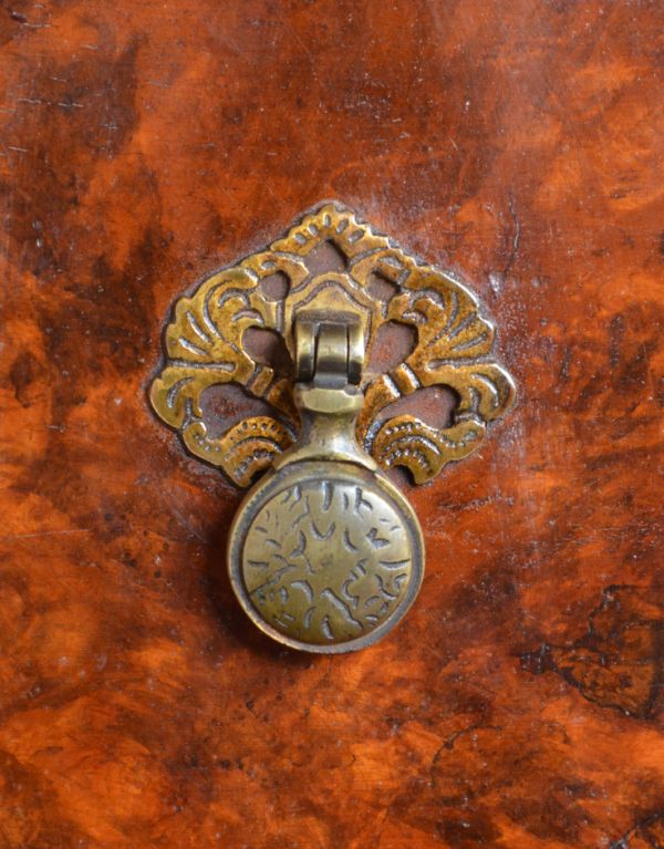 サイドバイサイド アンティーク家具 ウォルナット材のアンティーク英国家具、美しいライティングビューロー。アンティークならではのお洒落な取っ手。(q-430-f)