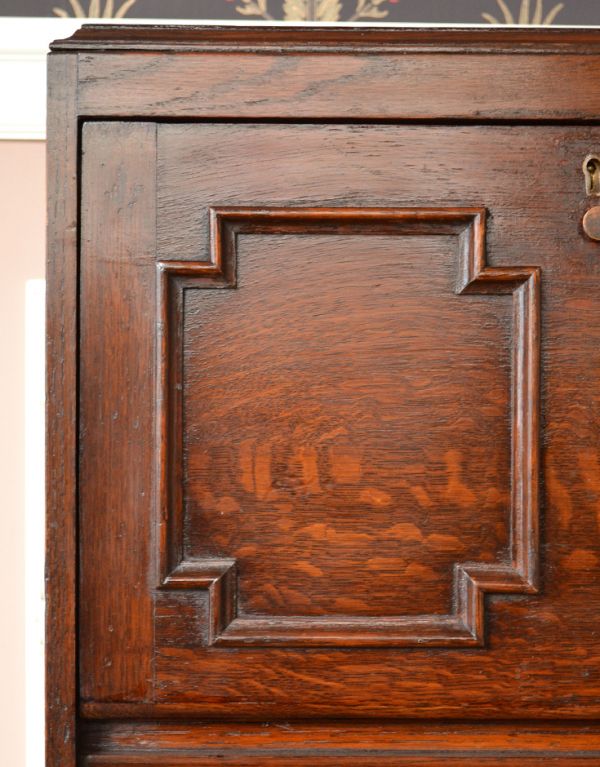 アンティーク家具 イギリスから届いたアンティーク家具、ライティングビューロー(デスク)。英国インテリアらしい、シンプルだけど存在感のある上品な彫りが入っています。(q-432-f)