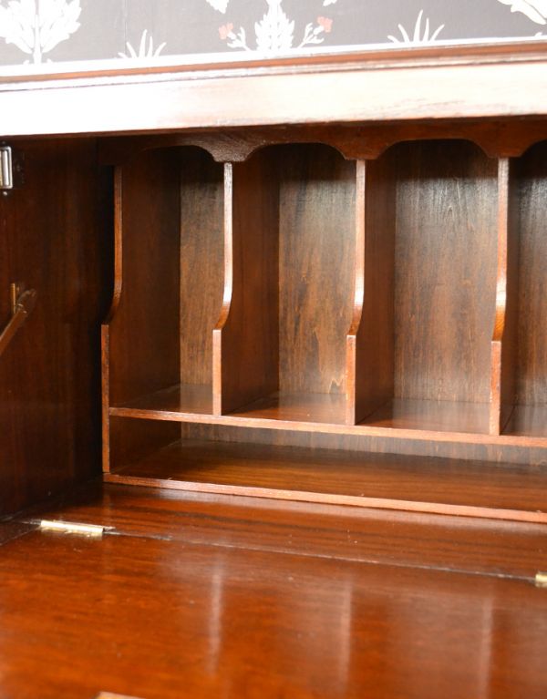 アンティーク家具 イギリスから届いたアンティーク家具、ライティングビューロー(デスク)。棚板でしっかり仕切られているので整理整頓しやすいですよ。(q-432-f)