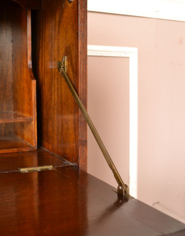 アンティーク家具 イギリスから届いたアンティーク家具、ライティングビューロー(デスク)。ビューローは支えでしっかり固定されるので、安心してお使いいただけます。(q-432-f)