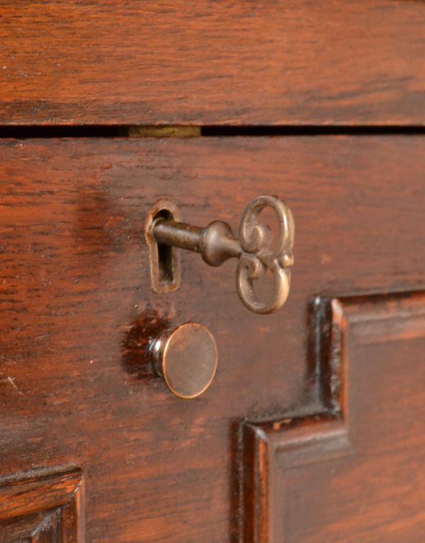 アンティーク家具 イギリスから届いたアンティーク家具、ライティングビューロー(デスク)。ビューローの扉には、取っ手が付いています。(q-432-f)