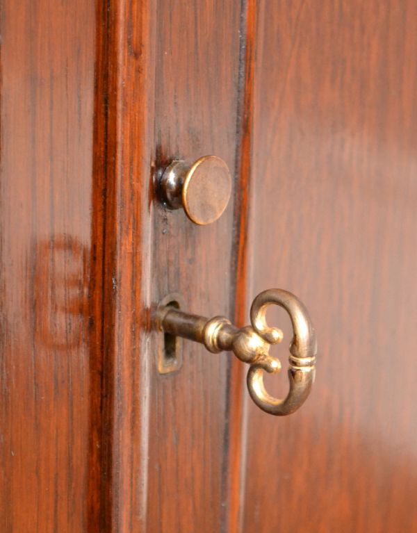 アンティーク家具 イギリスから届いたアンティーク家具、ライティングビューロー(デスク)。下の扉にも取っ手は付いています。(q-432-f)