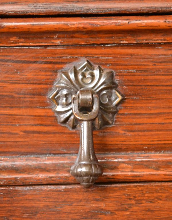 アンティーク家具 イギリスから届いたアンティーク家具、ライティングビューロー(デスク)。引き出しの取っ手は、ドロップタイプになっています。(q-432-f)