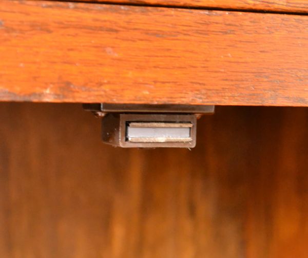 アンティーク家具 イギリスから届いたアンティーク家具、ライティングビューロー(デスク)。下扉にはマグネットが付いています。(q-432-f)