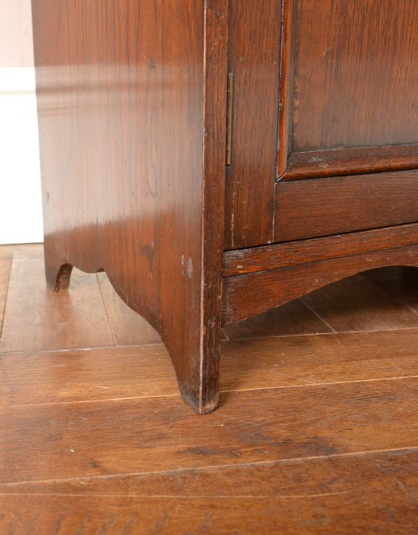 アンティーク家具 イギリスから届いたアンティーク家具、ライティングビューロー(デスク)。安定感のある脚がしっかり支えます。(q-432-f)