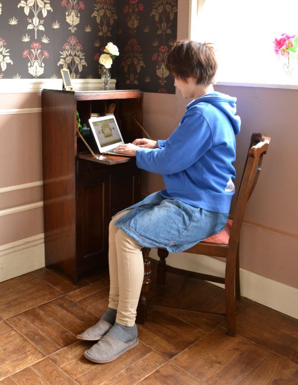 アンティーク家具 イギリスから届いたアンティーク家具、ライティングビューロー(デスク)。飾り棚とパソコンスペース、両方欲しい方にオススメなのが、このビューローブックケース!整理しやすく、ディスプレイをたっぷり楽しめるのも魅力的です。(q-432-f)