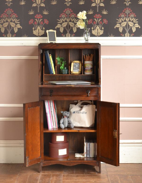 アンティーク家具 イギリスから届いたアンティーク家具、ライティングビューロー(デスク)。棚に書類や文房具をしまえば、ちょっとした書き物スペースに早変わりします。(q-432-f)