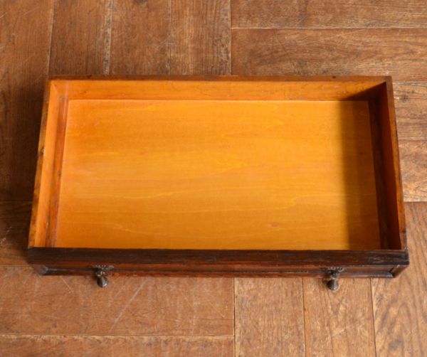 アンティーク家具 イギリスから届いたアンティーク家具、ライティングビューロー(デスク)。広々とした引き出しがあります。(q-432-f)