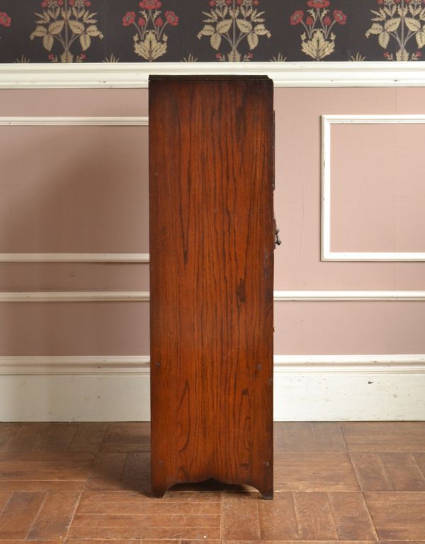 アンティーク家具 イギリスから届いたアンティーク家具、ライティングビューロー(デスク)。ビューロー部分を閉じると、すっきりしたキャビネットになります。(q-432-f)