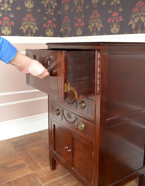 アンティーク家具　アンティークの英国家具、華やかなライティングビューロー。ビューローの開閉は、扉に取っ手が付いているので、そこを引き出します。(q-433-f)