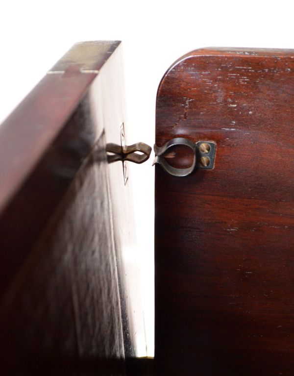 アンティーク家具　アンティークの英国家具、華やかなライティングビューロー。扉がキチンと閉まるように金具が付いています。(q-433-f)