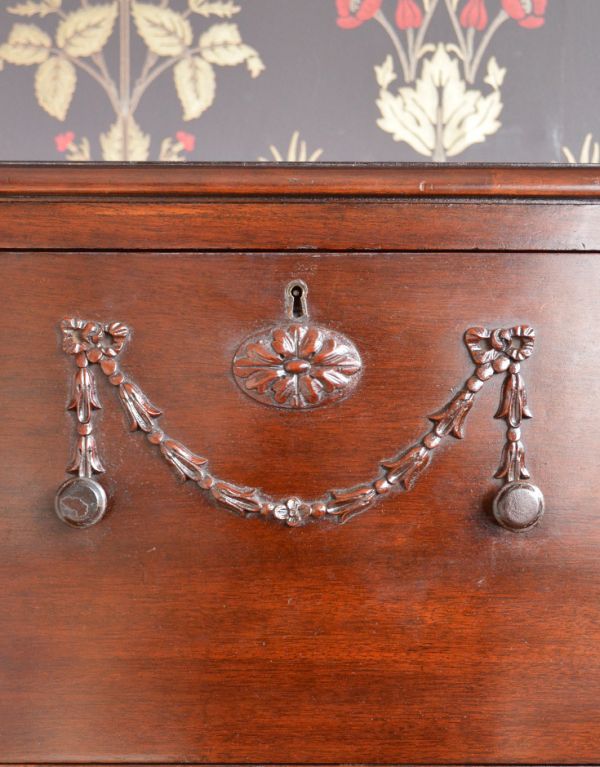 アンティーク家具　アンティークの英国家具、華やかなライティングビューロー。扉にはお花の上品な彫。(q-433-f)