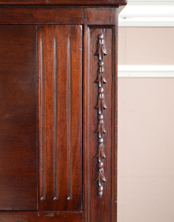 アンティーク家具　アンティークの英国家具、華やかなライティングビューロー。色がシックなので、可愛すぎない大人な雰囲気に仕上がっています。(q-433-f)