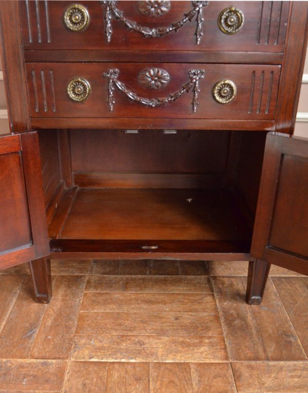 アンティーク家具　アンティークの英国家具、華やかなライティングビューロー。下は扉収納になっています。(q-433-f)