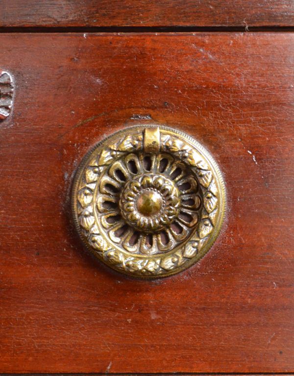アンティーク家具　アンティークの英国家具、華やかなライティングビューロー。リングタイプの取っ手は引き出しです。(q-433-f)