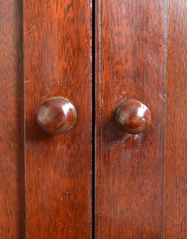 アンティーク家具　アンティークの英国家具、華やかなライティングビューロー。下の扉は、木製のシンプルな取っ手です。(q-433-f)