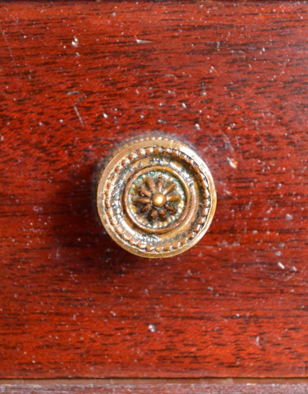 アンティーク家具　アンティークの英国家具、華やかなライティングビューロー。こちらはビューロー内にある小引き出しの取っ手です。(q-433-f)