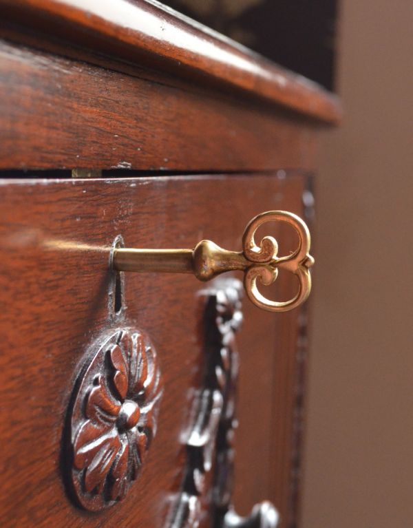 アンティーク家具　アンティークの英国家具、華やかなライティングビューロー。ビューロー扉のみ鍵穴があります。(q-433-f)