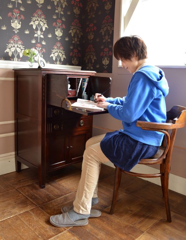 アンティーク家具　アンティークの英国家具、華やかなライティングビューロー。落ち着いた雰囲気のビューロー。(q-433-f)
