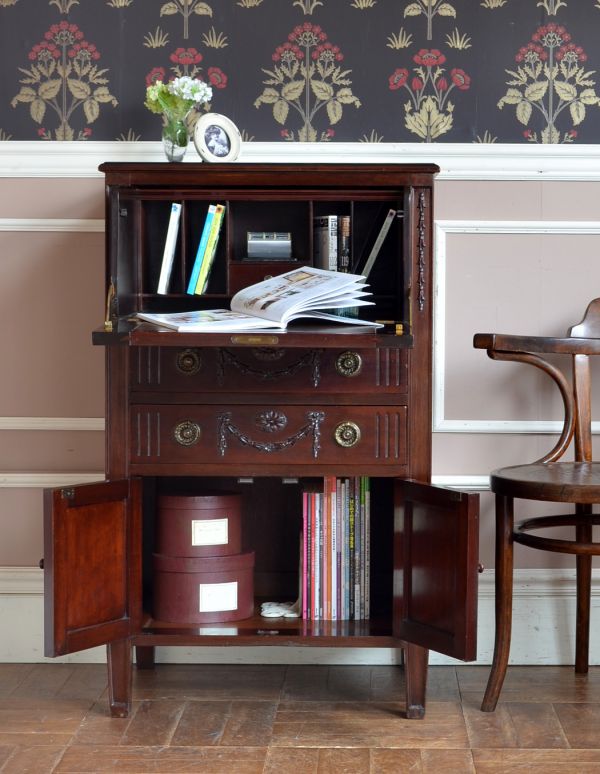 アンティーク家具　アンティークの英国家具、華やかなライティングビューロー。ビューローの下には大きな引き出しと扉が。(q-433-f)