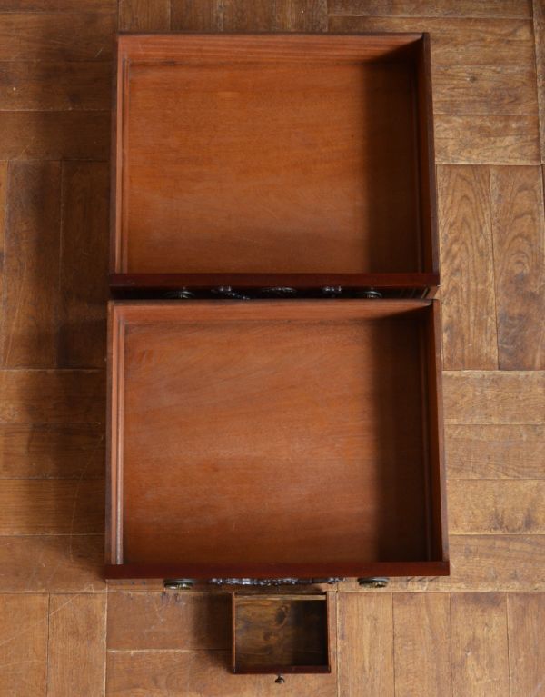 アンティーク家具　アンティークの英国家具、華やかなライティングビューロー。広々とした引き出し２杯と小引き出しが１杯あります。(q-433-f)