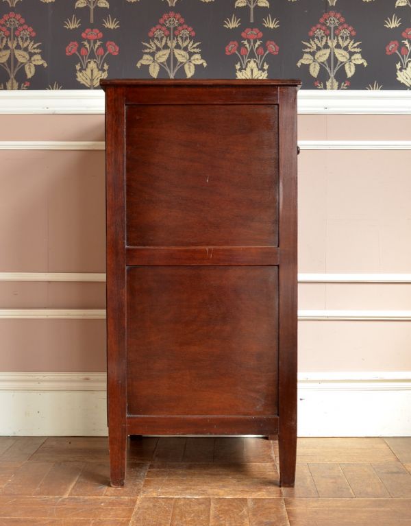 アンティーク家具　アンティークの英国家具、華やかなライティングビューロー。ビューローを閉じると、スッキリとしたキャビネットに。(q-433-f)