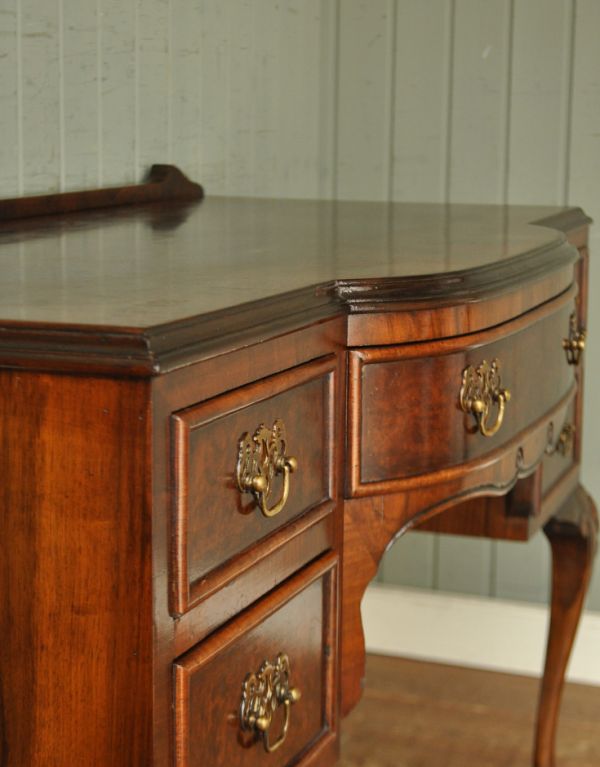 ロイドテーブル　アンティーク家具　英国のアンティーク家具、ウォルナット材のライティングデスク。リビングの片隅に置けば、書き物からアイロンまで何でも使える家事コーナーを作れます。(q-434-f)