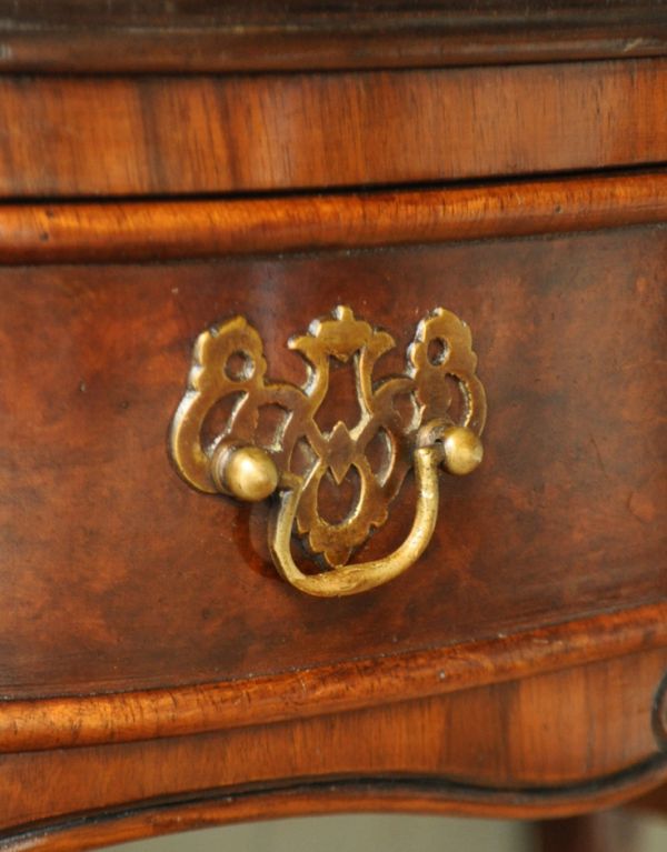 ロイドテーブル　アンティーク家具　英国のアンティーク家具、ウォルナット材のライティングデスク。味わい深い取っ手から、時間の流れを感じることができます。(q-434-f)