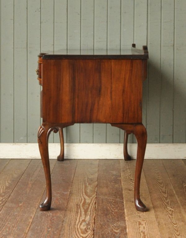 ロイドテーブル　アンティーク家具　英国のアンティーク家具、ウォルナット材のライティングデスク。サイドも美しいです。(q-434-f)