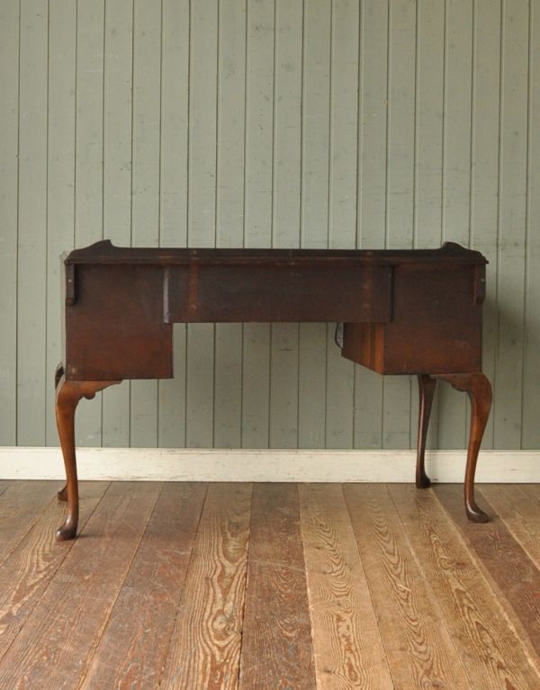 ロイドテーブル　アンティーク家具　英国のアンティーク家具、ウォルナット材のライティングデスク。きちんとメンテナンスしているので、裏から見てもキレイな状態です。(q-434-f)