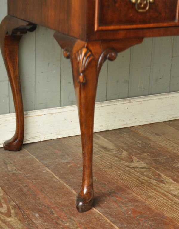 ロイドテーブル　アンティーク家具　英国のアンティーク家具、ウォルナット材のライティングデスク。しっかりとした安定感があります。(q-434-f)