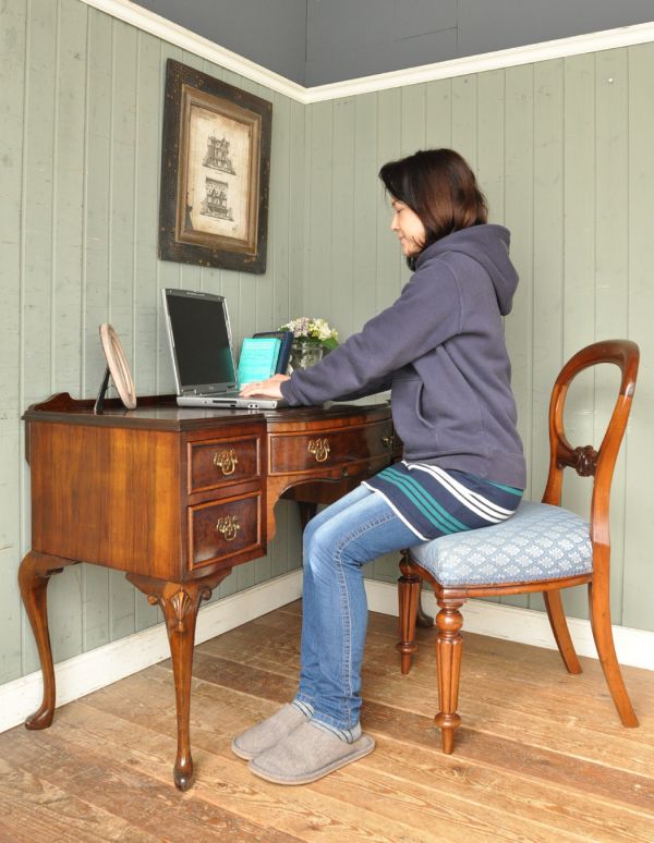 ロイドテーブル　アンティーク家具　英国のアンティーク家具、ウォルナット材のライティングデスク。デスクに座る時間を持つことで気持ちの切り替えができます。(q-434-f)