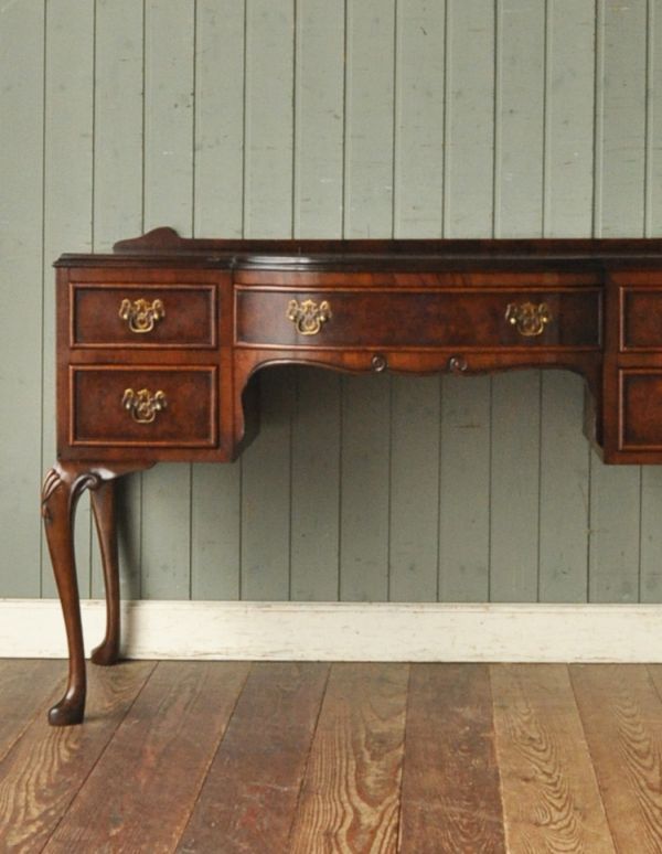 ロイドテーブル　アンティーク家具　英国のアンティーク家具、ウォルナット材のライティングデスク。ウォルナット材の美しい木目が自慢！外国製のデスクは装飾があちこちにあるので、絵になるアイテム。(q-434-f)